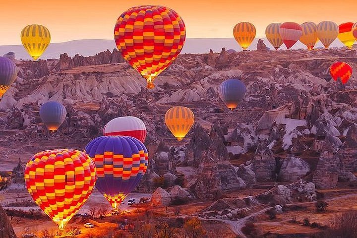Beautiful Scene of Cappadocia → hot air balloon i